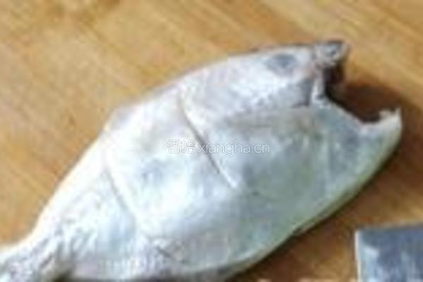 蒜烧香菇鱼的做法图解1