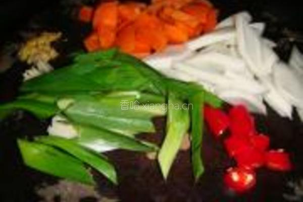 大蒜胡萝卜炒牛肉的做法图解2