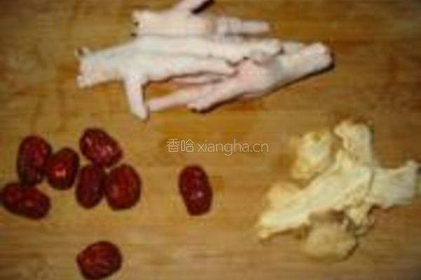 归枣煲鸡爪的做法图解1