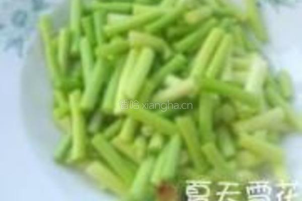火鸡腿炒蒜苔的做法图解1