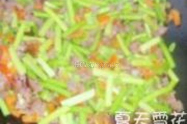 火鸡腿炒蒜苔的做法图解5