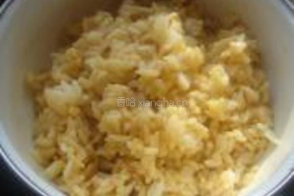 酱油炒饭的做法图解1