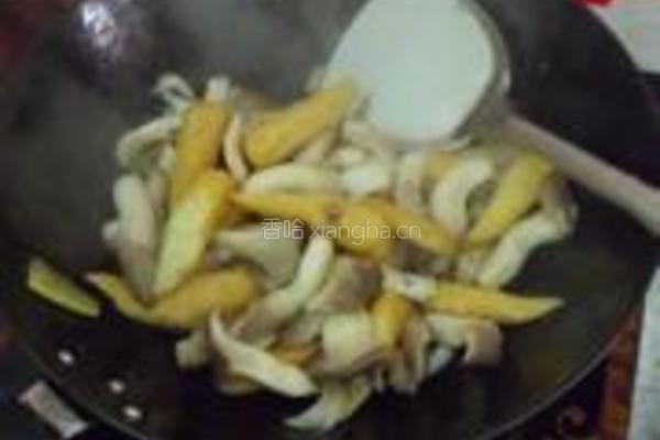 蒜苗蘑菇炒豆腐泡的做法图解2