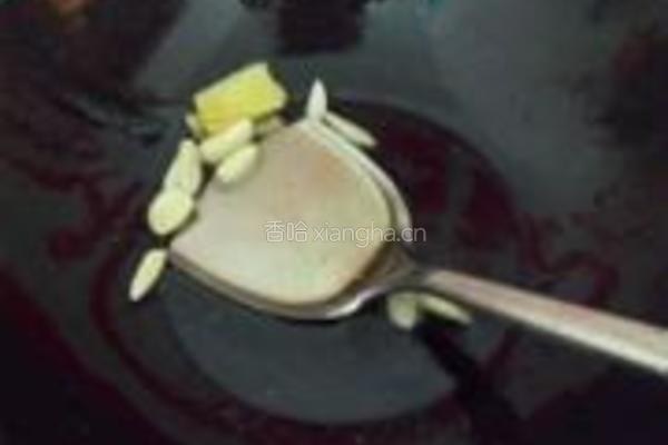 蒜苗蘑菇炒豆腐泡的做法图解1