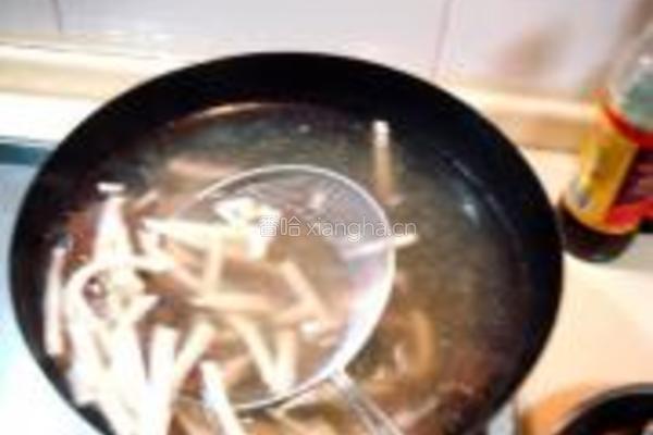 红白豆腐酸辣汤的做法图解3
