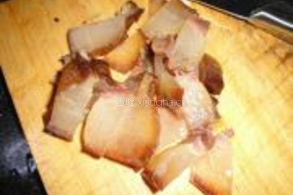 熏肉炒大蒜的做法图解3