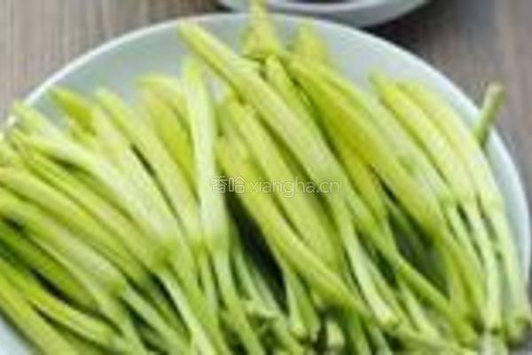 黄花菜炒肉丝的做法图解1