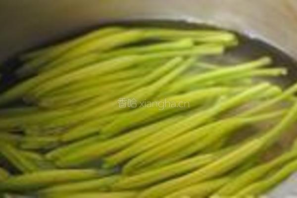 黄花菜炒肉丝的做法图解2
