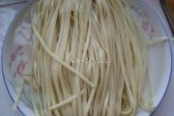 剥皮鱼炸酱面的做法图解1