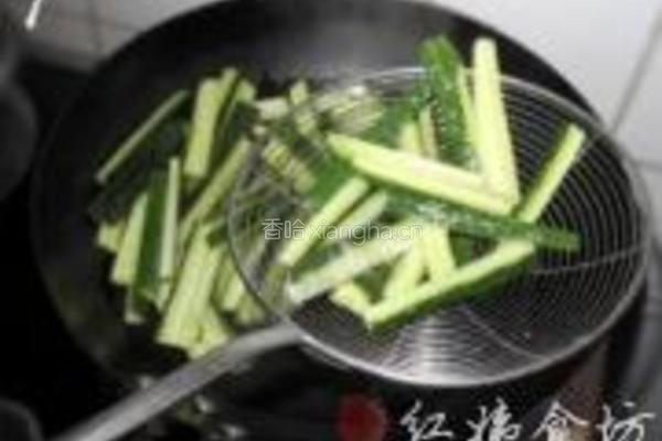 山楂蜜汁黄瓜的做法图解1