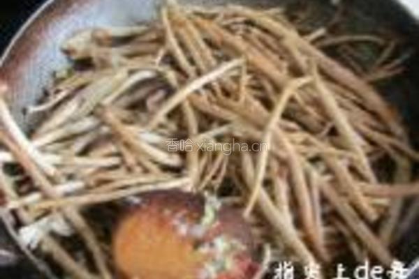 茶树菇爆鱿鱼丝的做法图解6