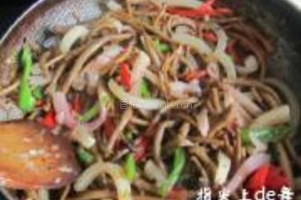 茶树菇爆鱿鱼丝的做法图解8