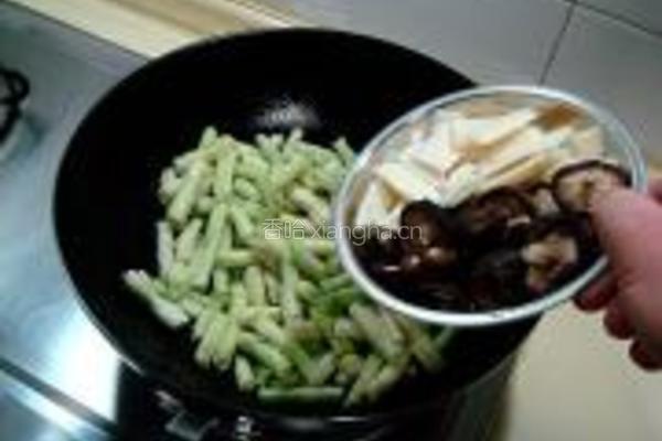 香菇焖白扁豆的做法图解1