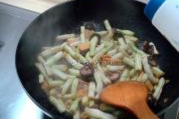 香菇焖白扁豆的做法图解5
