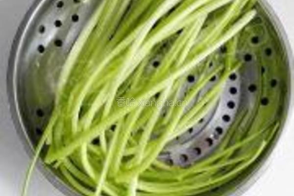 双椒芹菜炒鸡杂的做法图解3