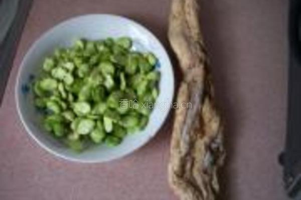 蚕豆炒腊肉的做法图解1