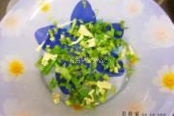 红椒蒸咸鸡的做法图解2