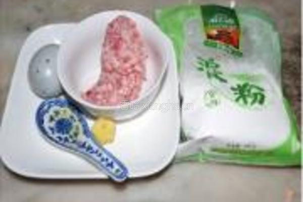 皮蛋肉饼汤的做法图解1