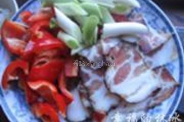 红椒炒腊五花肉的做法图解1