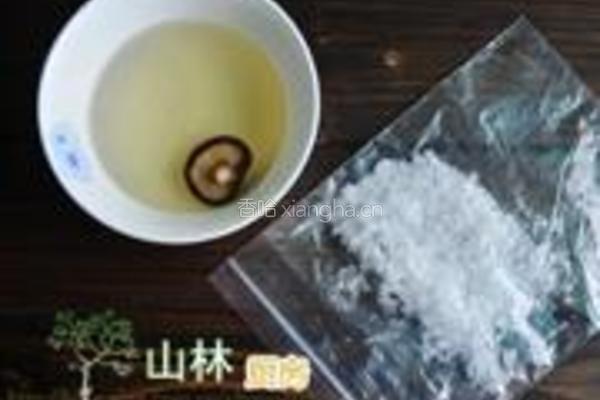 冰糖炖鹅蛋的做法图解2