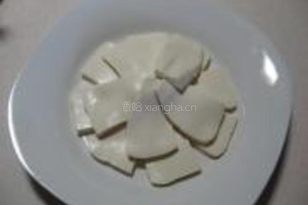 剁椒皮蛋拌豆腐的做法图解1