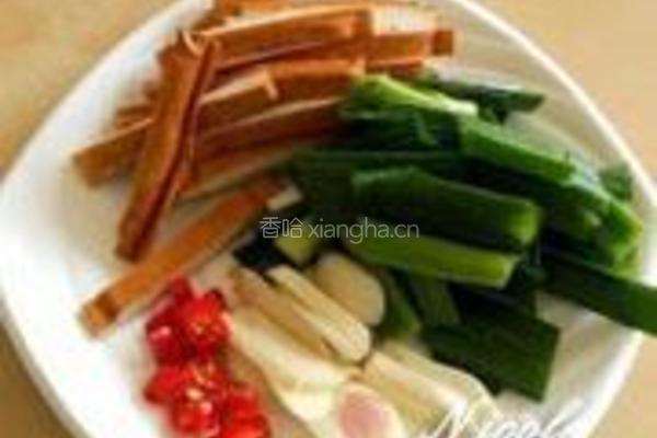 蒜苗辣炒酱香干的做法图解1