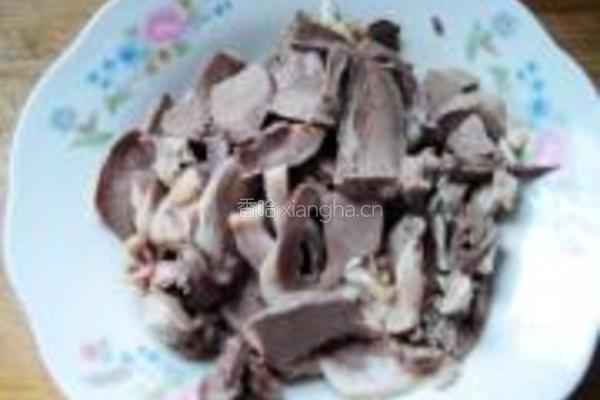 白菜帮子炒猪心的做法图解1