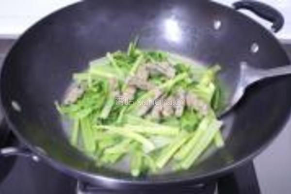 香芹炒鲮鱼肉饼的做法图解3