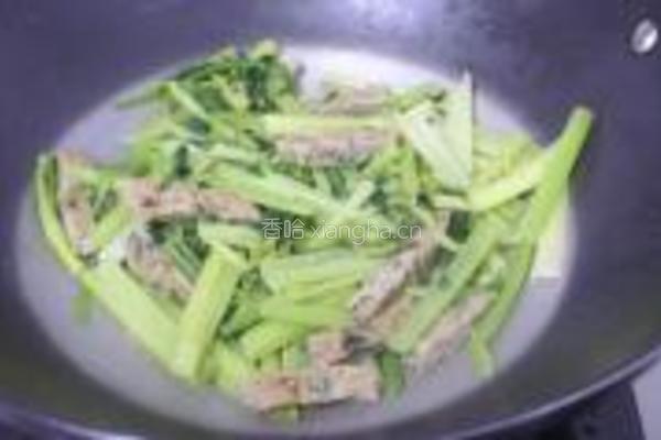 香芹炒鲮鱼肉饼的做法图解4