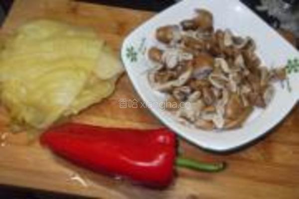 酸菜炒肥肠的做法图解1