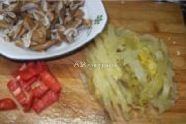 酸菜炒肥肠的做法图解2