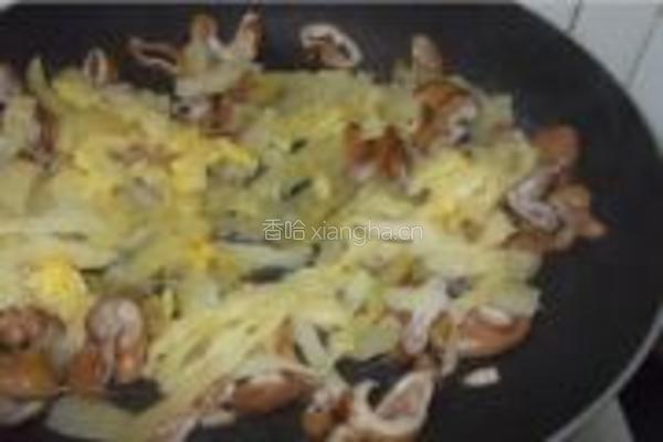 酸菜炒肥肠的做法图解4