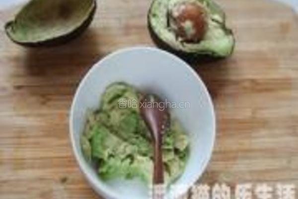牛油果酱水果沙拉的做法图解2