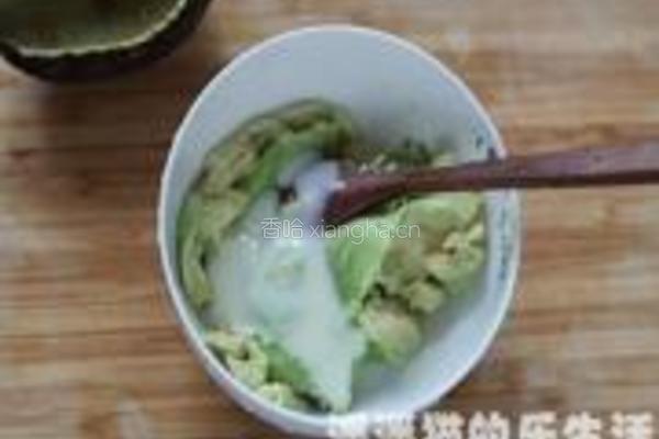 牛油果酱水果沙拉的做法图解3
