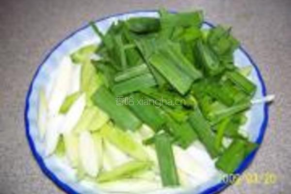 蒜苗炒腊肠的做法图解1