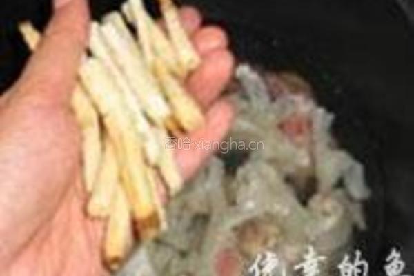 沙参排骨炖蹄筋的做法图解5