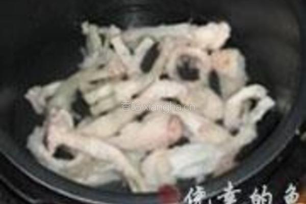 沙参排骨炖蹄筋的做法图解2
