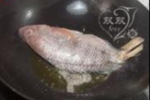 豆腐炖鱼的做法图解1