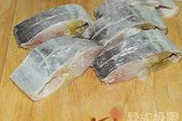 蛋黄焗带鱼的做法图解2