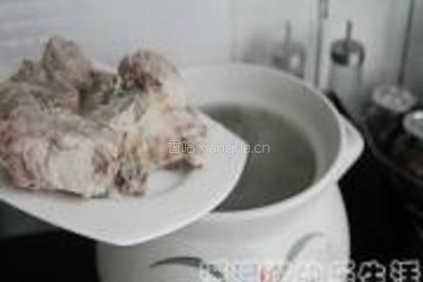 鸡骨草冬笋煲骨汤的做法图解4