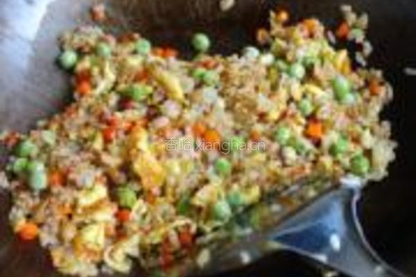 豌豆蛋炒饭的做法图解9
