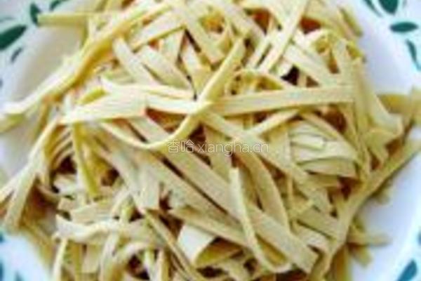 炒豆皮芹菜的做法图解2