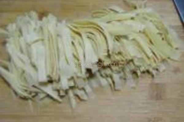 旱芹炒百叶的做法图解2