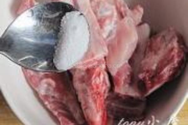排骨酥汤的做法图解1