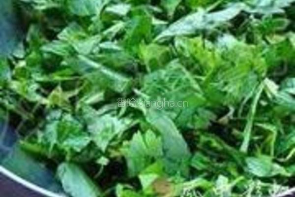 粉蒸芹菜叶的做法图解1