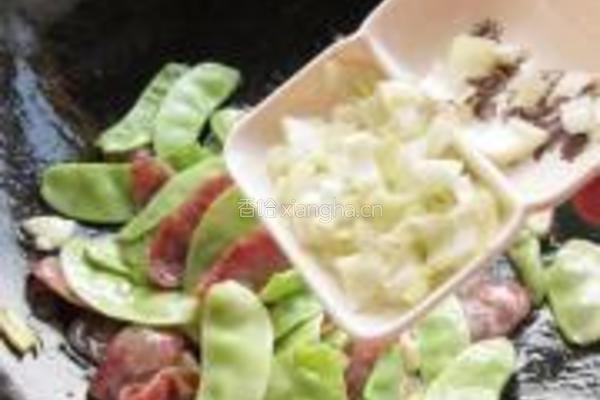 扁豆炒香肠}的做法图解9