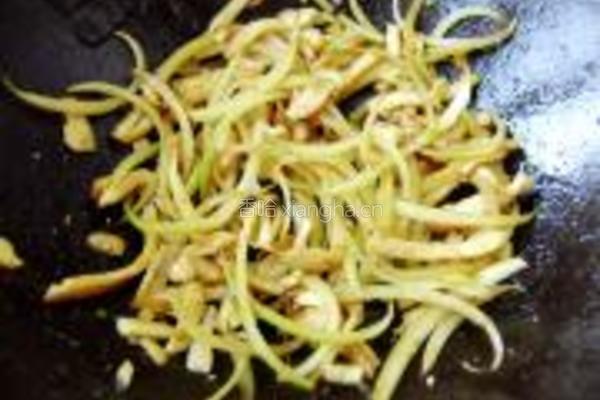 圆葱鸡肉炸酱面的做法图解4