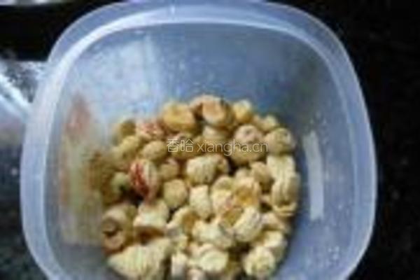 广式花生蛋黄粽的做法图解4