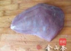 枸杞蒸猪肝的做法图解1