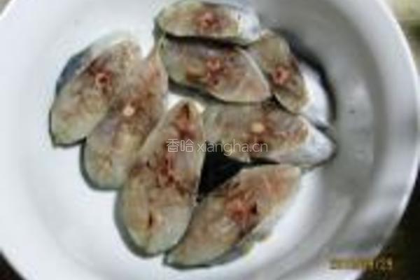 茄子啤酒炖鲅鱼的做法图解1